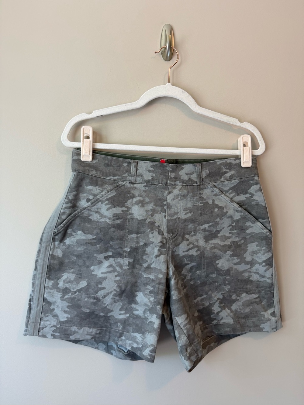 Spanx Stretch Twill Shorts Size M | Gray Camo | High Rise Pull-On VGUC